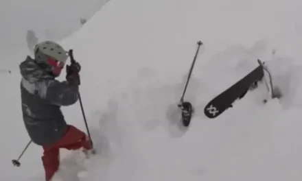 Video: Esquiadores rescatan a hombre enterrado vivo en la nieve en California