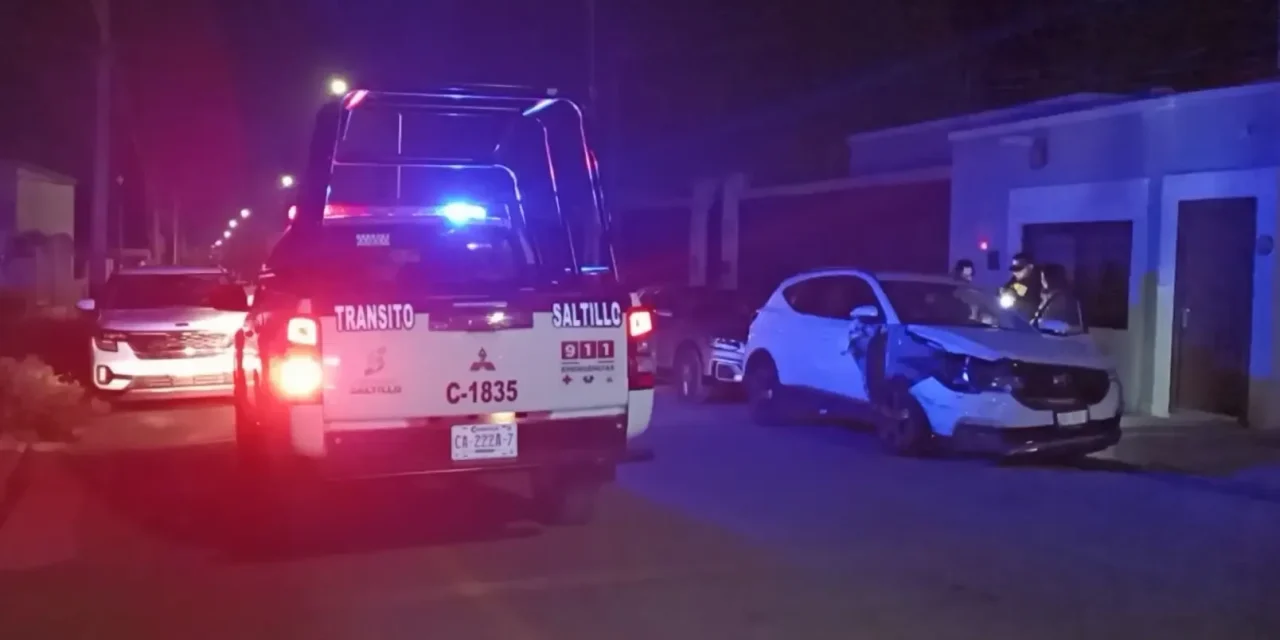 Conductora no logró esquivar y chocó con un vehículo estacionado