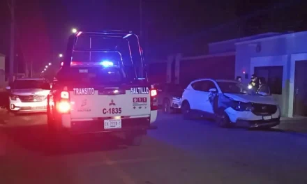 Conductora no logró esquivar y chocó con un vehículo estacionado