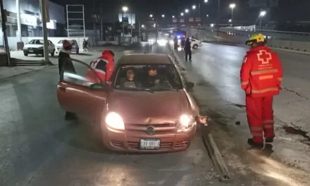 Saltillo: Pierde el control por acelerado y provoca choque al invadir carril