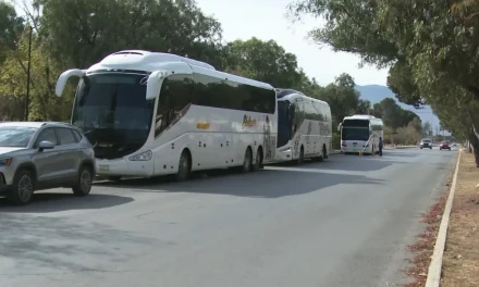 Por la basura que ocasionan piden retirar autobuses de plaza pública en la 26 de marzo