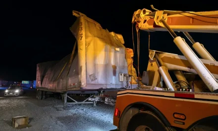 Reabren circulación en ‘Los Chorros’ tras volcadura de tráiler durante la madrugada
