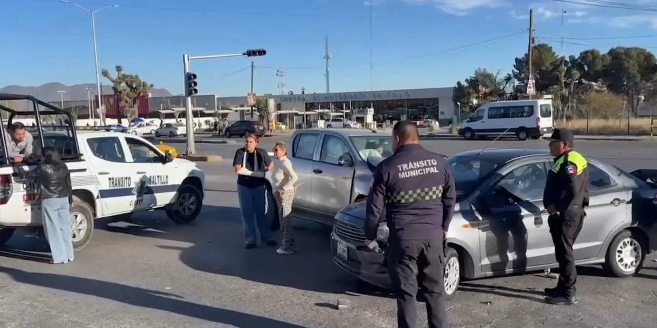 Se pasa el semáforo y provoca choque en la colonia 26 de marzo
