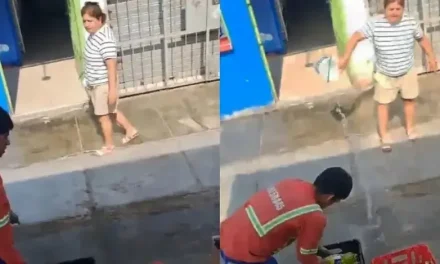 ‘Te voy a lanzar más si no sacas rápido’; mujer arroja agua a joven repartidor de refrescos