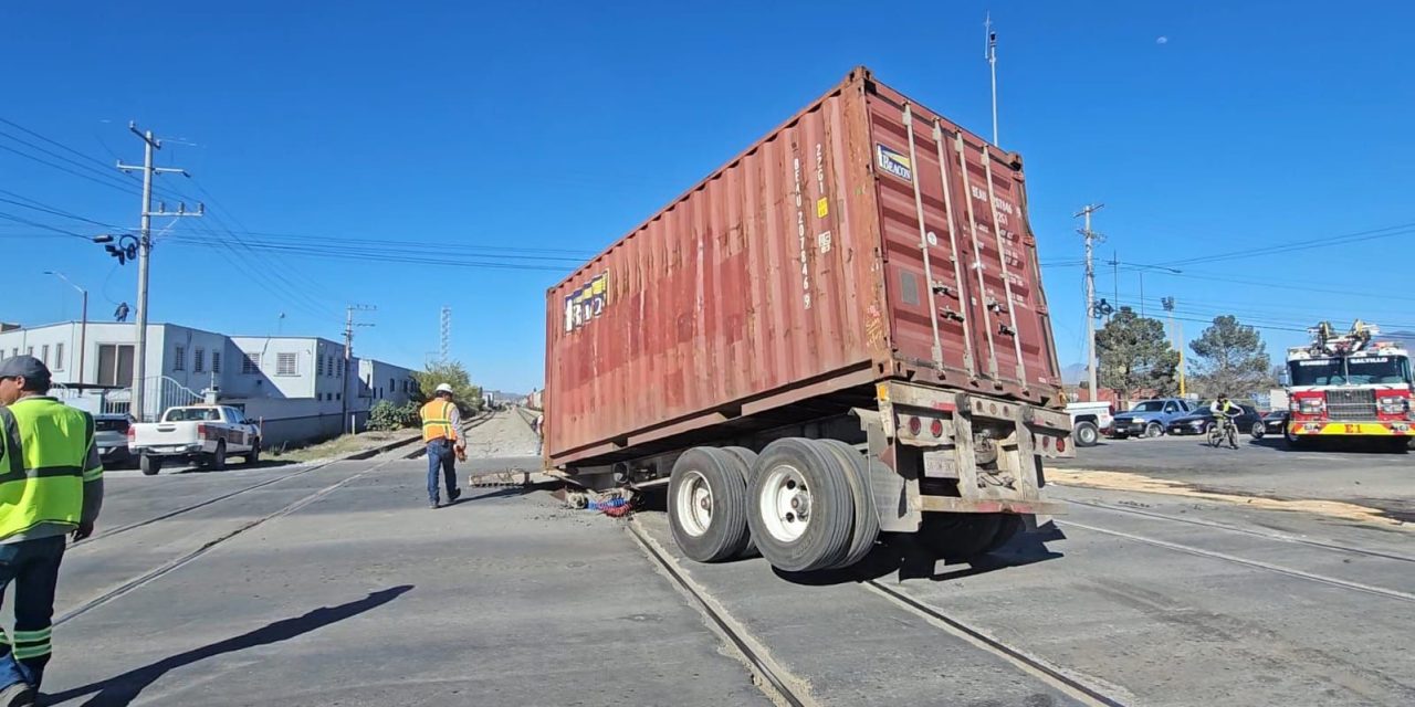 Saltillo: Tráiler intenta ganarle el paso al tren y provoca choque múltiple