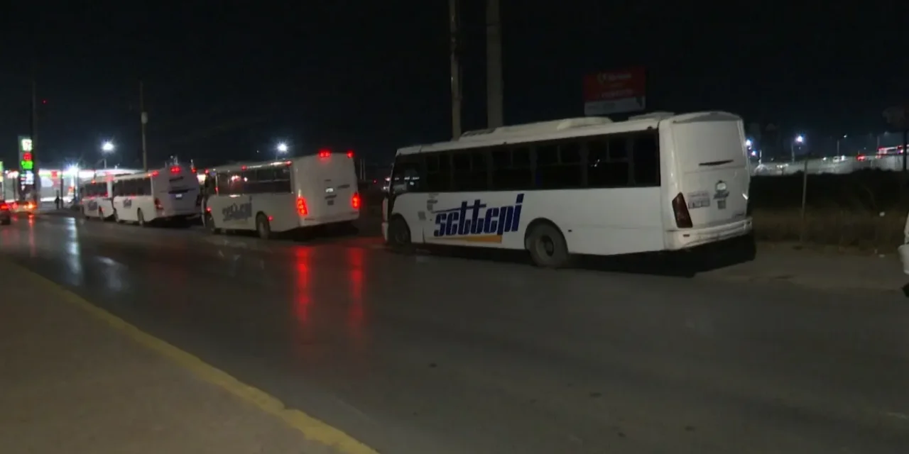 Unidades invaden carril y banquetas en Saltillo