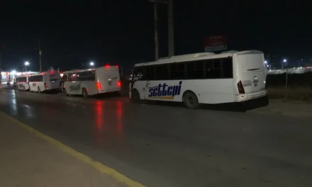 Unidades invaden carril y banquetas en Saltillo