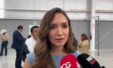 Vende diputada local tinacos a bajo costo en Ramos Arizpe
