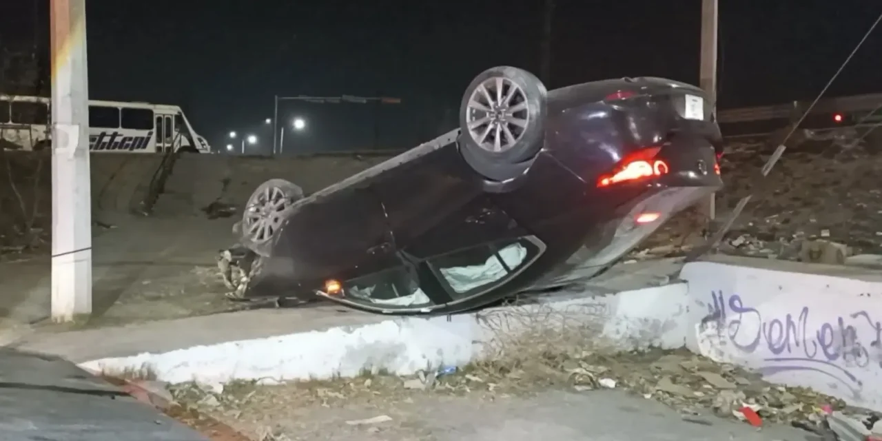 Conductor vuelca tras quedarse dormido en Saltillo