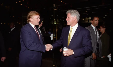 Clinton revela que Trump presumió sus ‘grandes momentos’ con Epstein en un torneo de golf