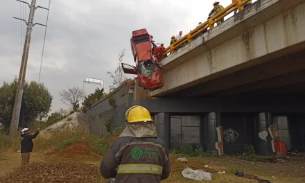 Auto se queda suspendido en el aire en bulevar de Puebla; una mujer perdió la vida en el lugar