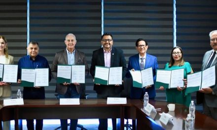 Román Cepeda firma convenio con la UAdeC