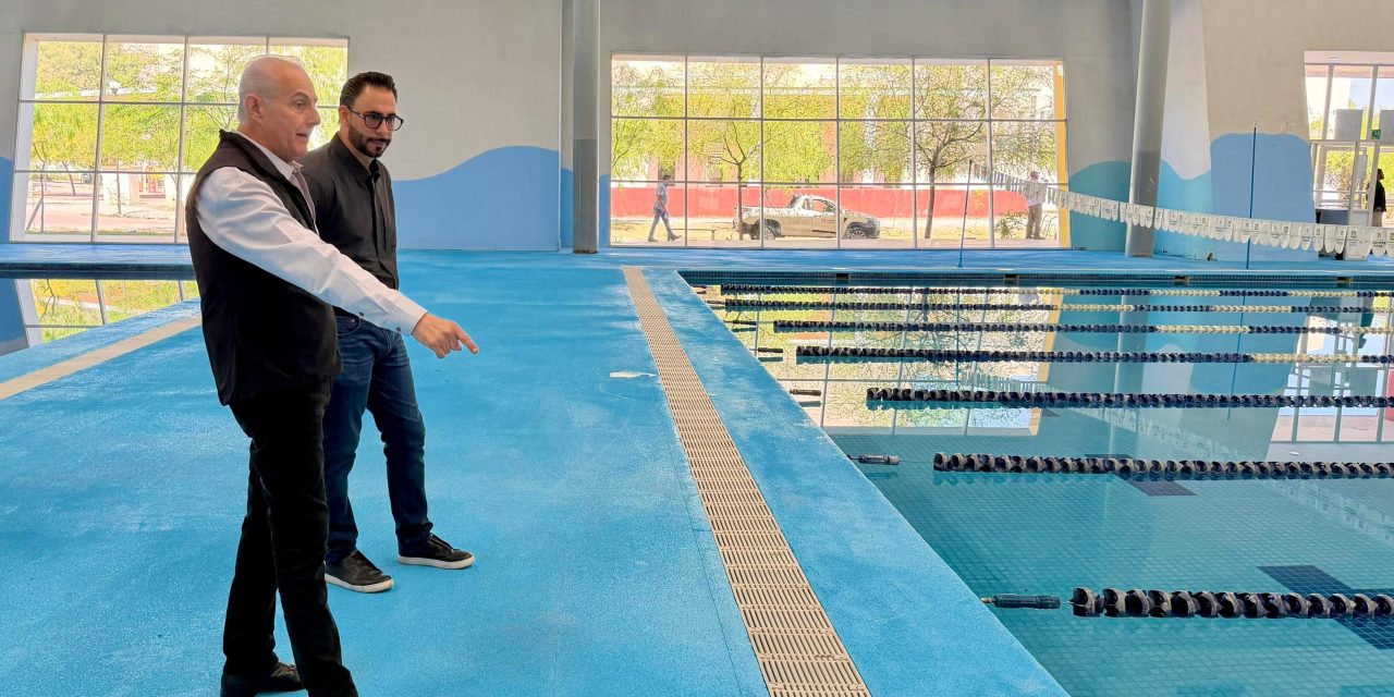 Román Cepeda supervisa trabajos en la alberca de La Jabonera