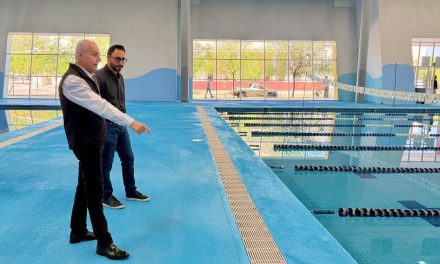 Román Cepeda supervisa trabajos en la alberca de La Jabonera