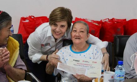Reconoce DIF Torreón a adultos mayores del programa Empacadores Voluntarios