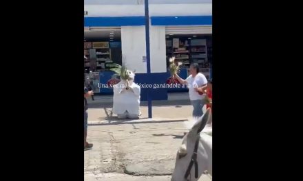Video: Dr. Simi deja los bailes a un lado para unirse al Domingo de Ramos