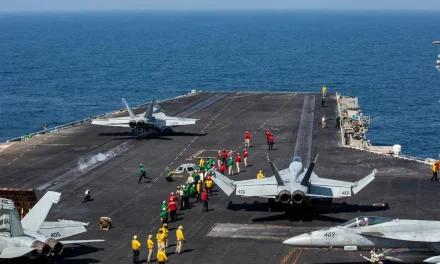 Estados Unidos desmiente ataque a portaaviones Abraham Lincoln  por misiles iraníes