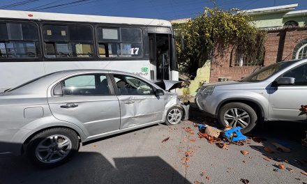 Aparatoso accidente en la colonia Bellavista deja dos lesionadas y cuantiosos daños