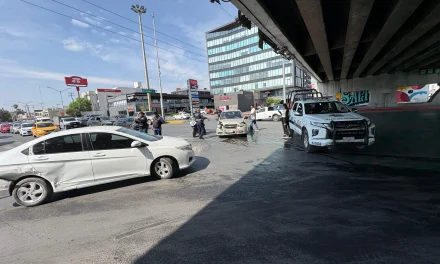 Saltillo: Ignora luz roja y provoca choque en transitado cruce