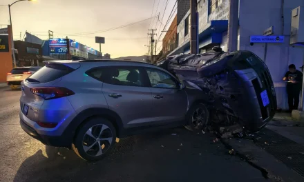 Auto queda semivolcado tras accidente en el centro de Saltillo
