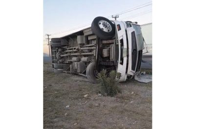 Vuelca transporte de personal en el libramiento Flores Tapia y deja 20 lesionados