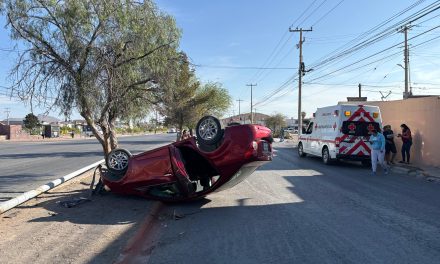 Mujer resulta lesionada tras volcadura en bulevar Isidro López Zertuche
