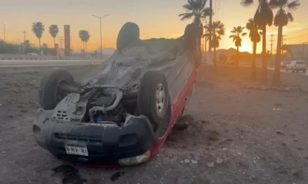 Acelerado conductor vuelca tras un supuesto cerrón en Saltillo