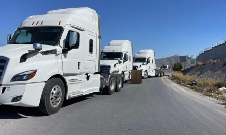 Continúan afectaciones viales por bloqueo de retorno en la Monterrey–Saltillo.