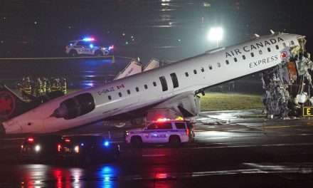 El dramático audio del controlador aéreo antes del mortal accidente de un avión con un camión de bomberos en NY