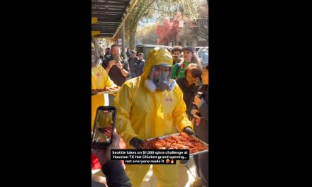 Locura por el picante en Seattle: Cientos madrugan para la apertura de Houston TX Hot Chicken