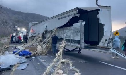 Aparatosa volcadura de tráiler en Los Chorros deja cuantiosos daños