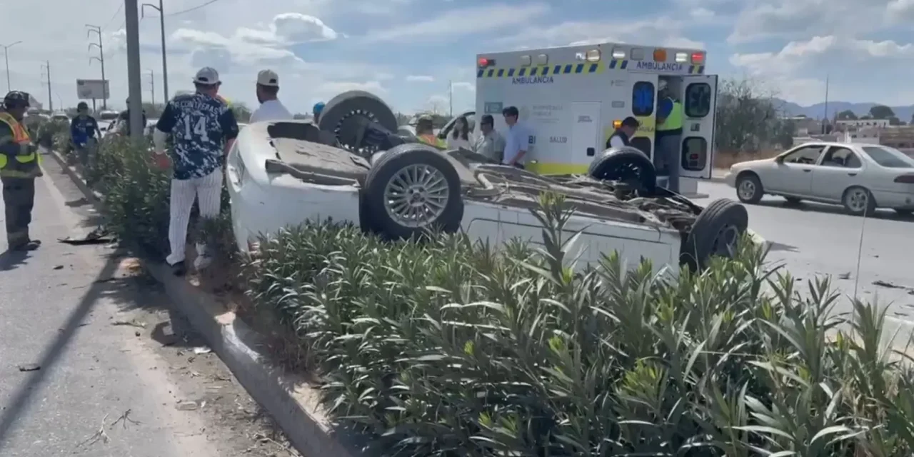 Aparatoso choque deja tres lesionados y caos vial en el bulevar Emilio Arizpe