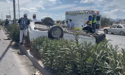 Aparatoso choque deja tres lesionados y caos vial en el bulevar Emilio Arizpe