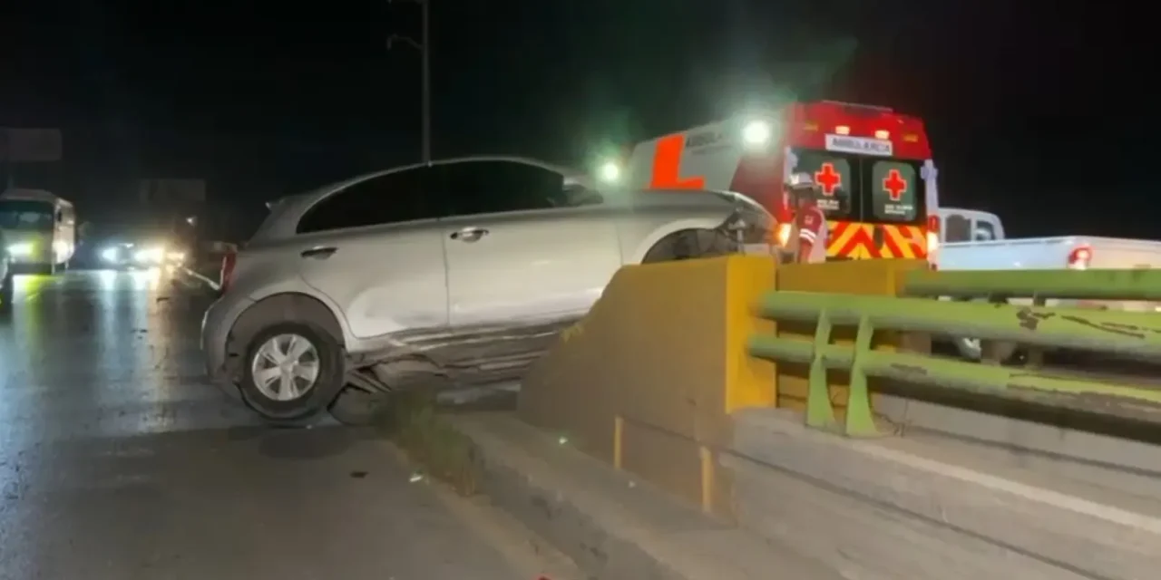 Aparatoso choque en Emilio Arizpe de la Maza deja solo daños materiales