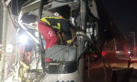 Autobús embiste a trabajadores que realizaban recarpeteo en carretera a Laredo; muere uno y hay 20 lesionados