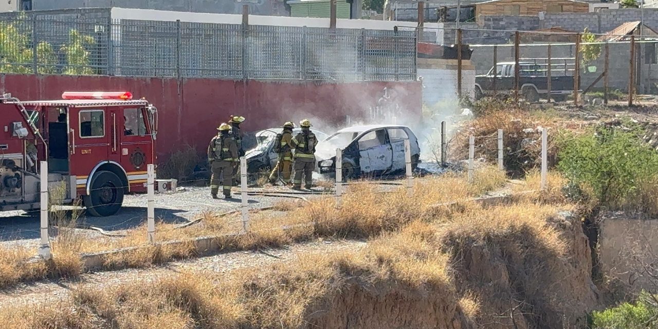 Bomberos de Saltillo atiende incendio en vehículo abandonado