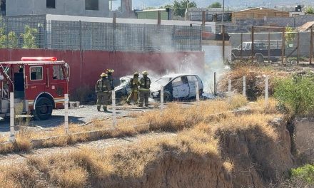 Bomberos de Saltillo atiende incendio en vehículo abandonado