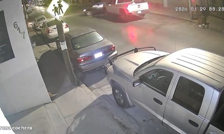 Camioneta los choca y huye en Saltillo