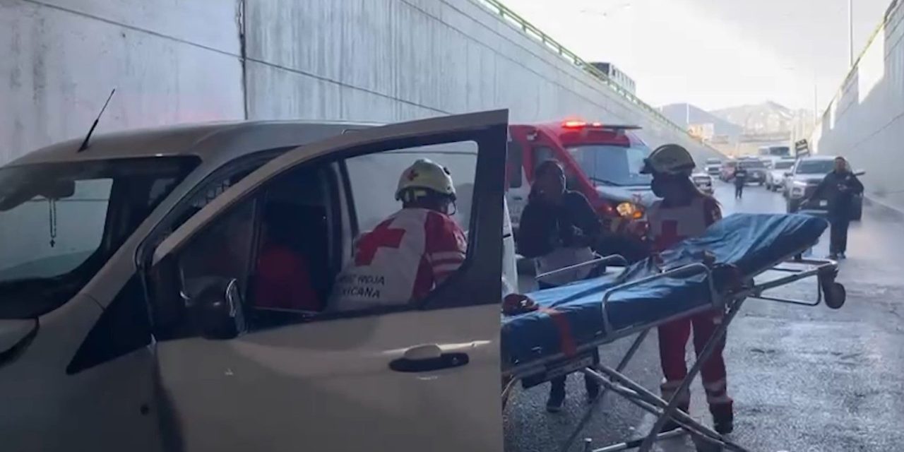 Carambola en paso a desnivel del periférico deja daños materiales