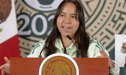 Charlyn Corral rompe en llanto ante Sheinbaum al recordar su dura infancia en el fútbol