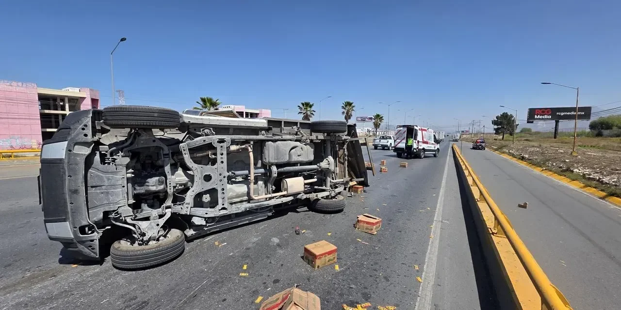 Vuelca camioneta cargada con cajas de salsa en Ramos Arizpe