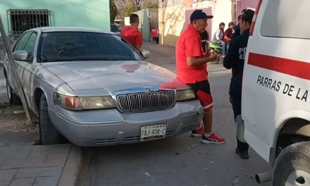 Choque de ambulancia paraliza la zona centro de Parras de la Fuente