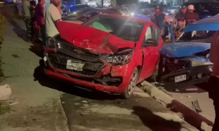 Conductor invade carril por las prisas y choca de frente contra otro vehículo