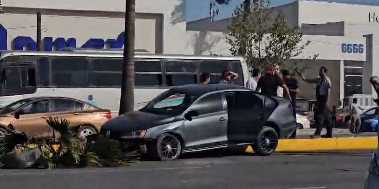 Conductora evade choque y termina sobre camellón en V. Carranza