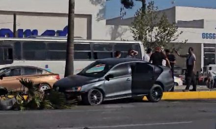 Conductora evade choque y termina sobre camellón en V. Carranza