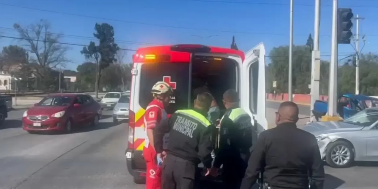 Da vuelta prohibida y ocasiona accidente en Saltillo