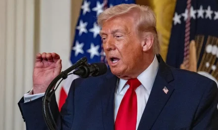 Trump cuestiona paradero de Mojtabá Jameneí y amaga con nuevos ataques a Irán