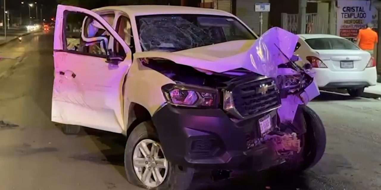 Ebrio destruye su camioneta tras perder el control y chocar