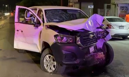 Ebrio destruye su camioneta tras perder el control y chocar