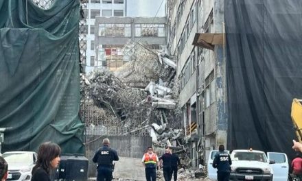 Colapsa edificio en demolición y provoca fuerte movilización en la CDMX